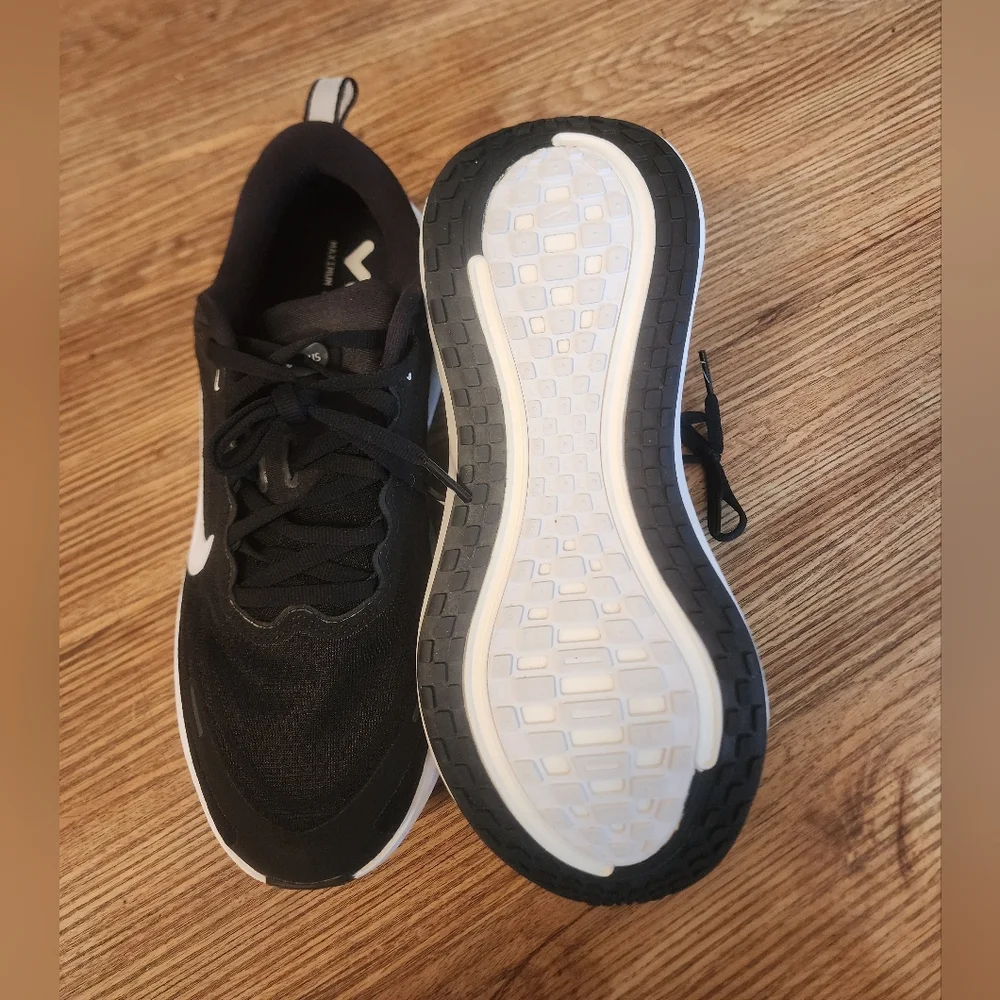 Size 10 Nike Women's  Black & White ZoomX Cushion Running Shoe Retail 180$ - Picture 9 of 9